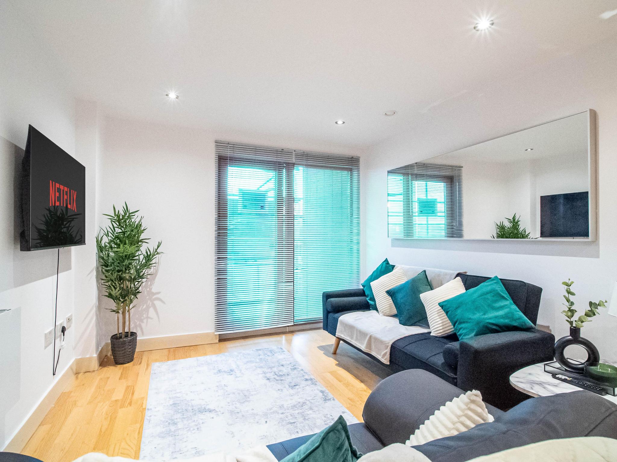 2 Bed Apart by Leeds Dock with Balcony River View6