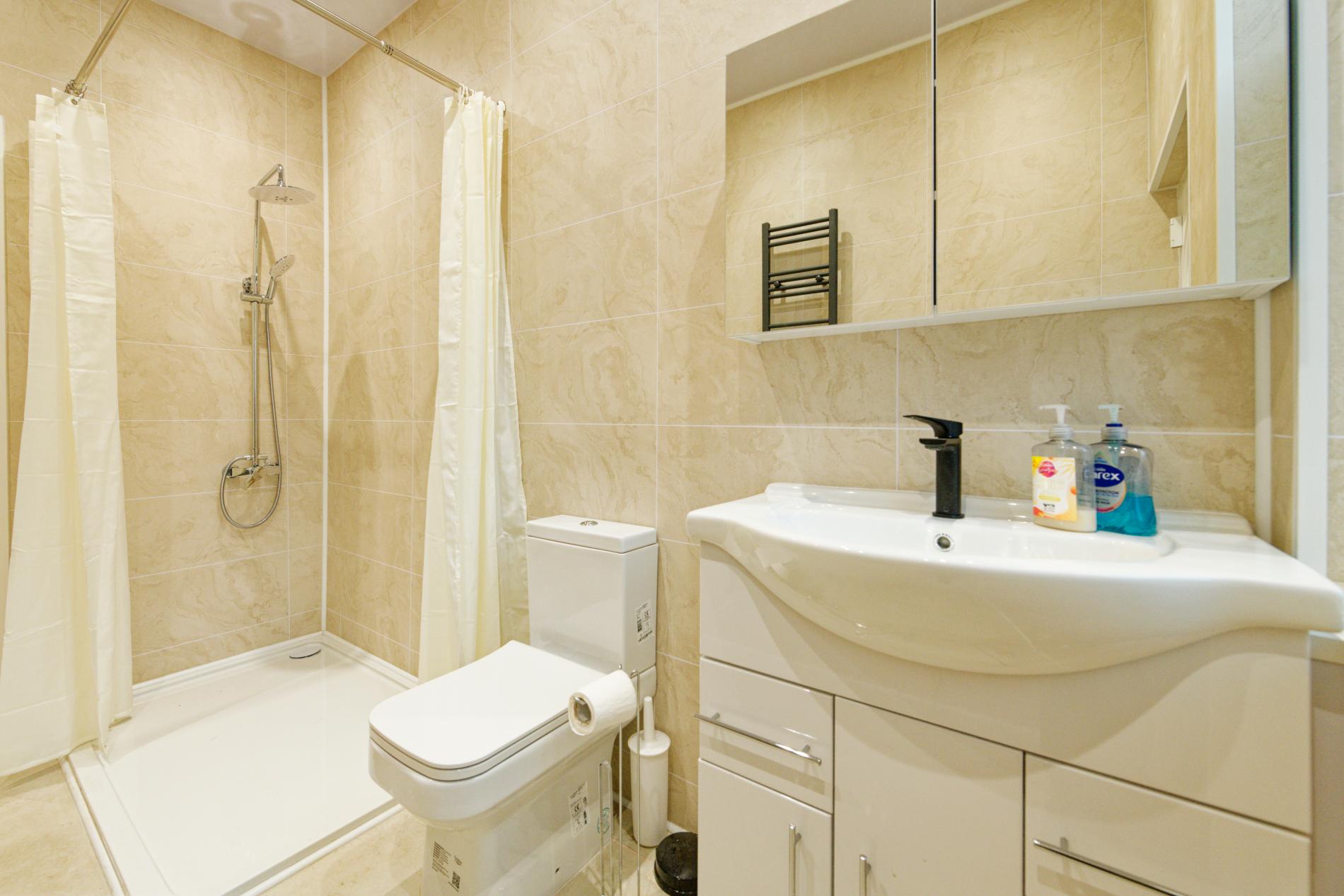 4-BR Liverpool House: Free Parking & Self Check-in5