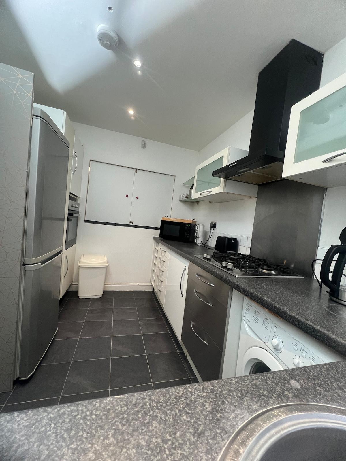 Bright 3-Bed Home for Professional Stays3