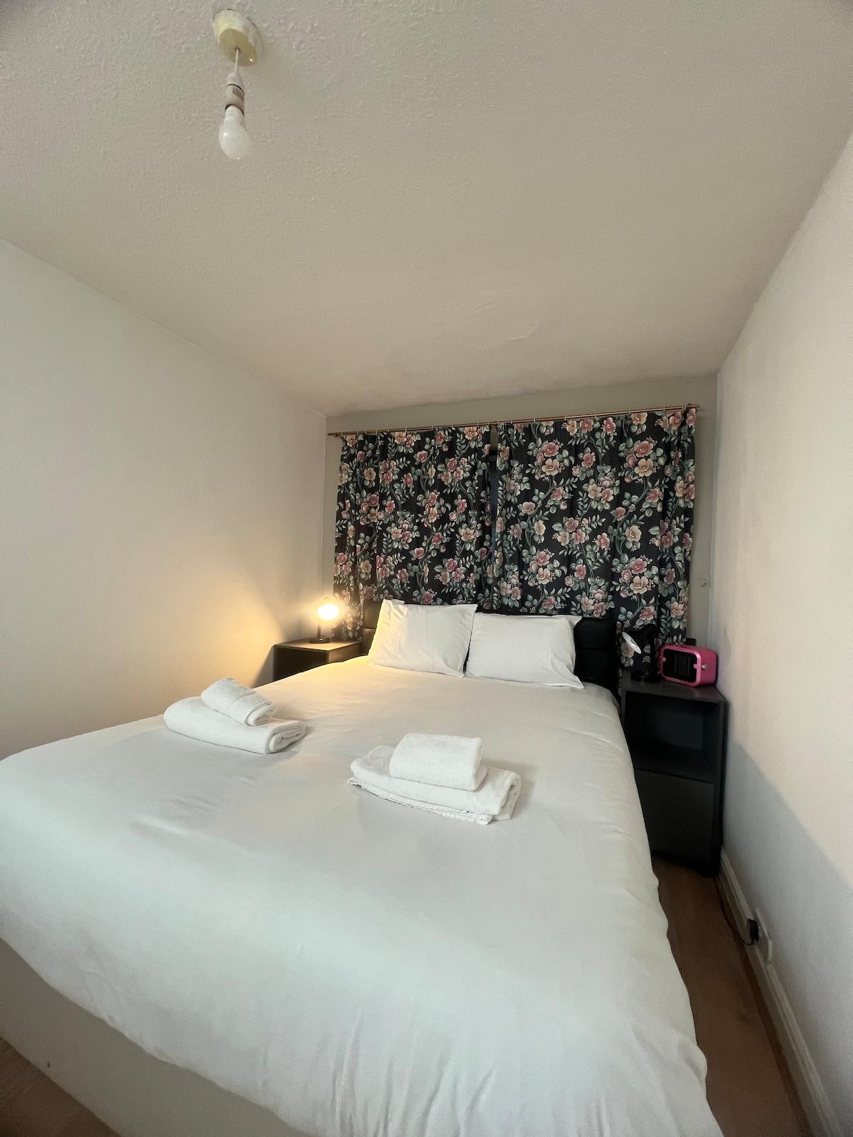 Bright 3-Bed Home for Professional Stays5