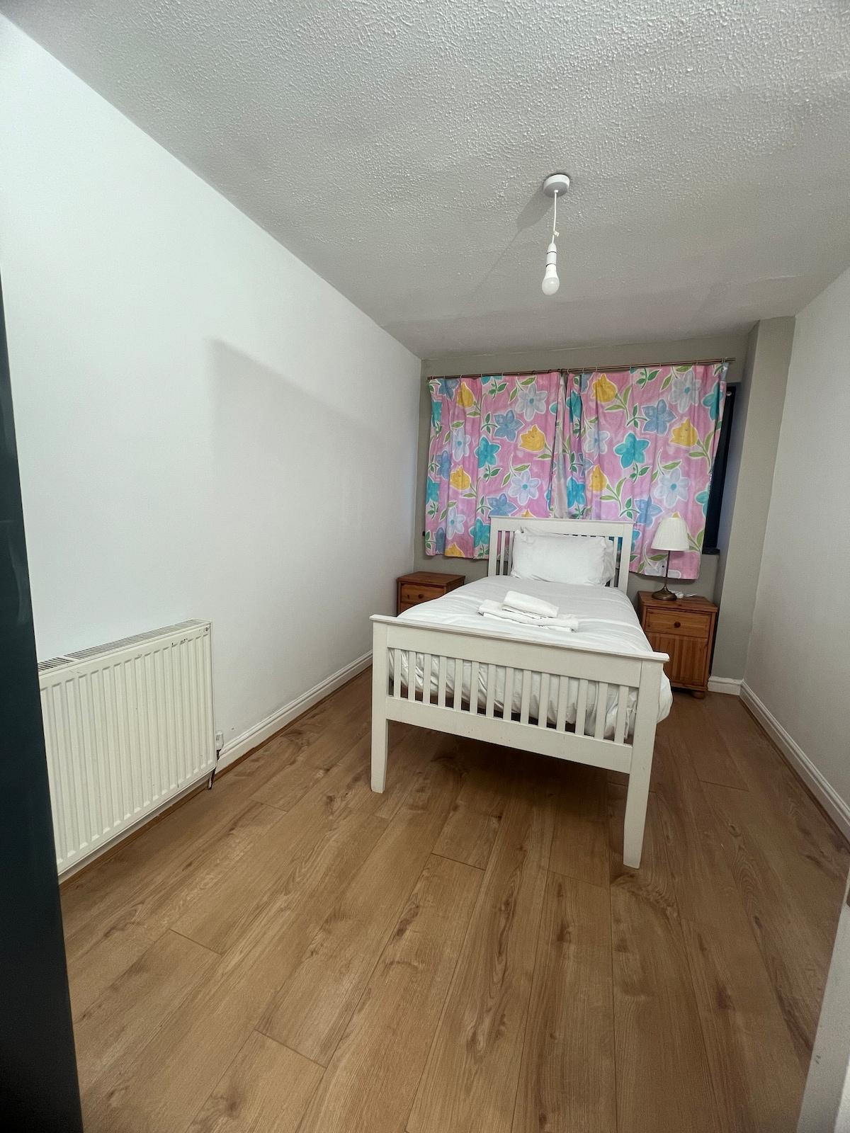 Bright 3-Bed Home for Professional Stays6