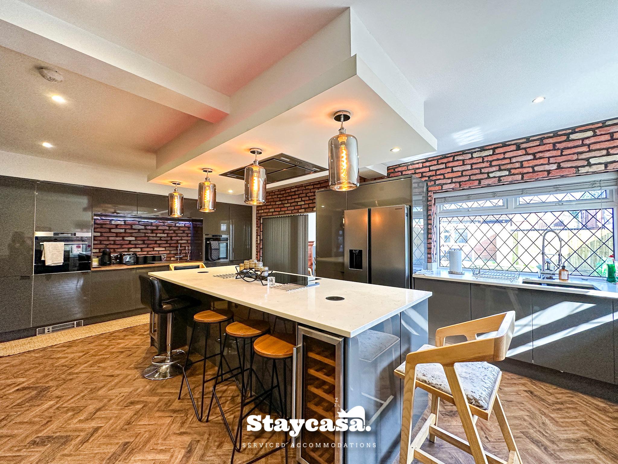 5BR Manchester Home w/ Jacuzzi, Parking & Garden