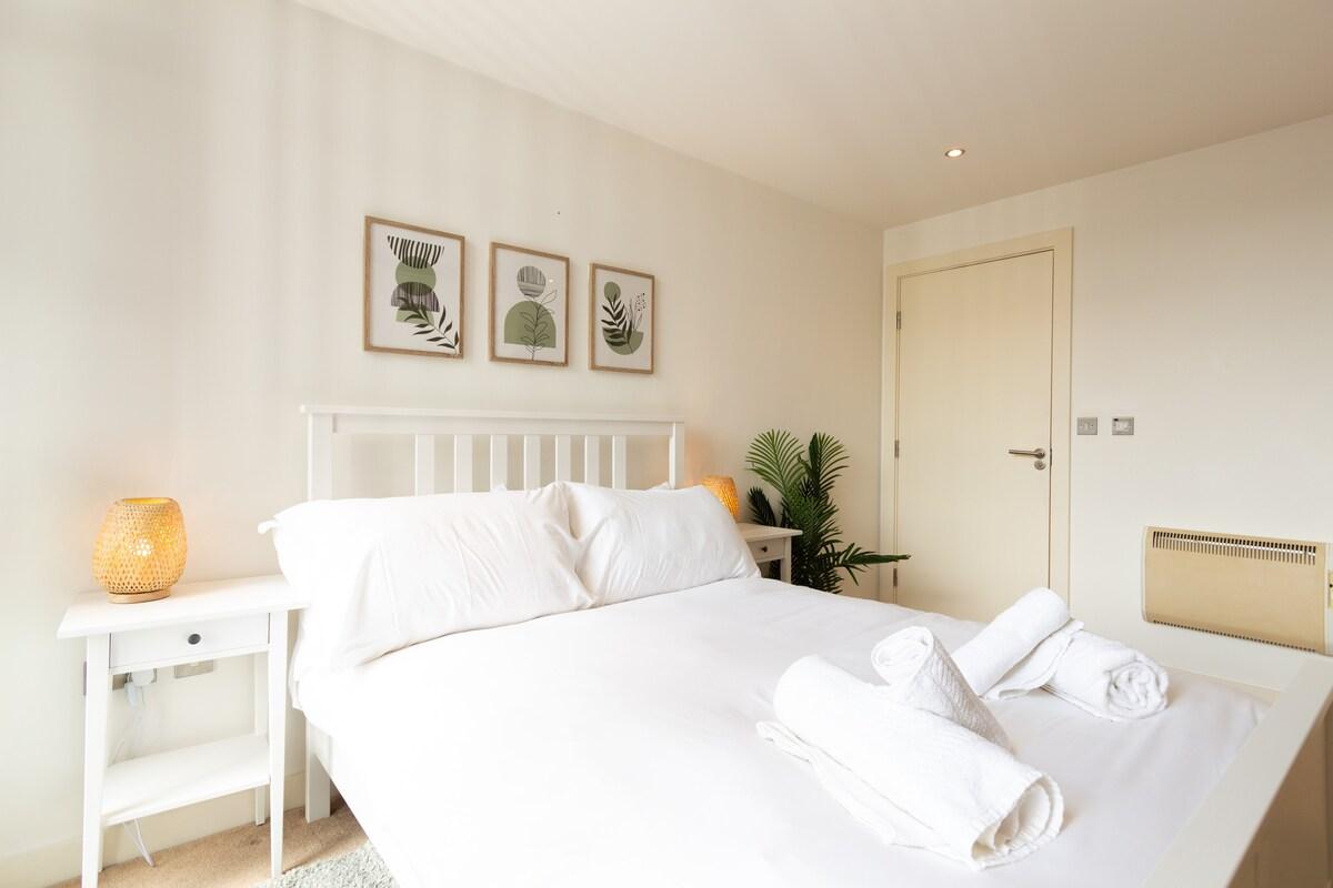 Central Gem: Cosy 2BR with Private Balcony