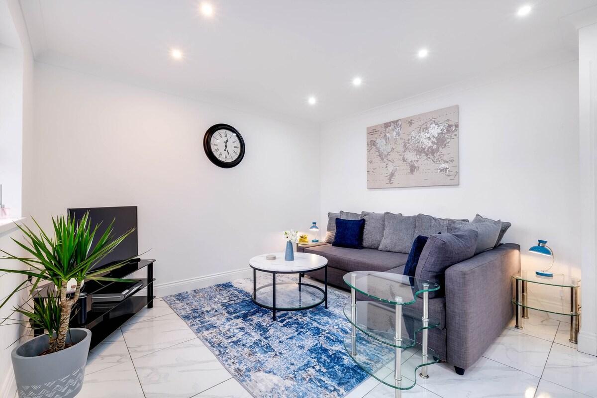 3 Bedroom House with Parking in Windsor2