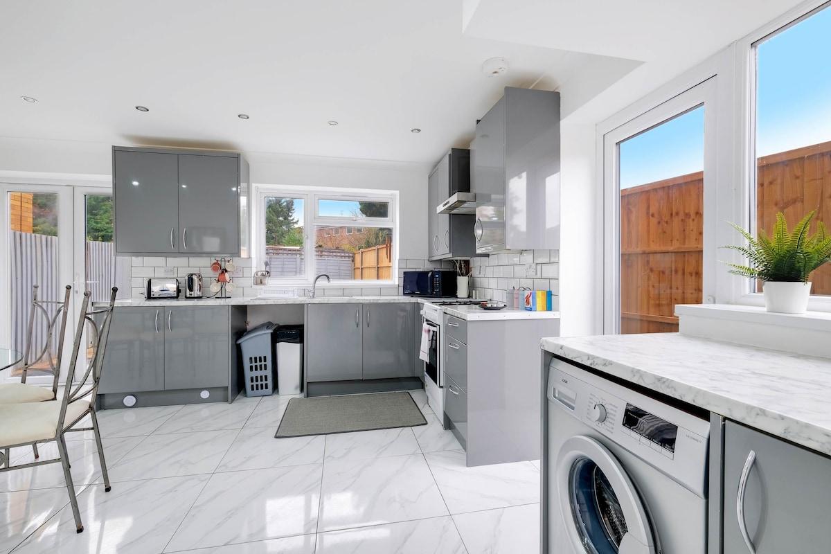 3 Bedroom House with Parking in Windsor6