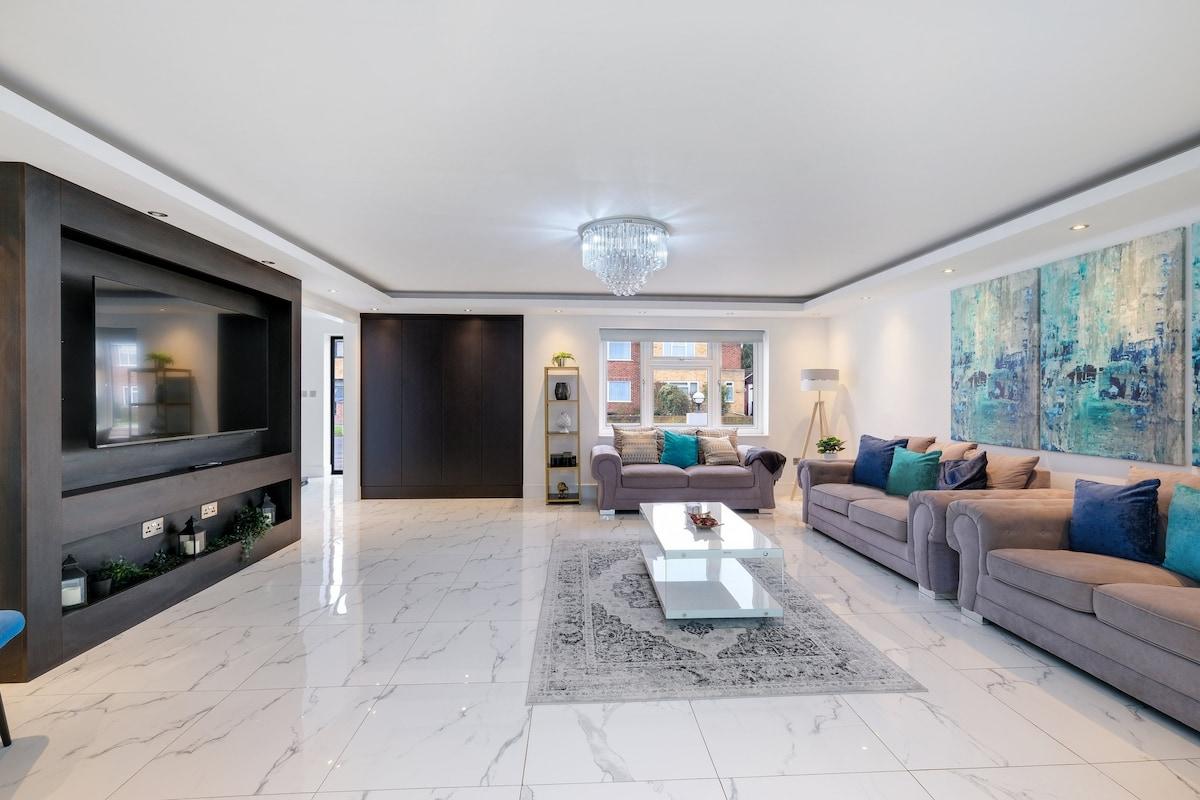 Stunning 5 Bedroom, 3 Bathroom Home in Windsor2