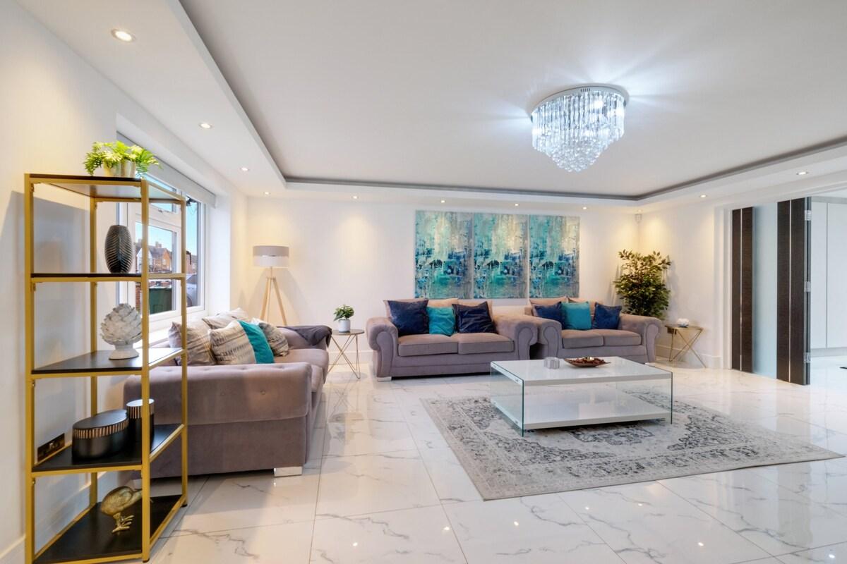 Stunning 5 Bedroom, 3 Bathroom Home in Windsor3