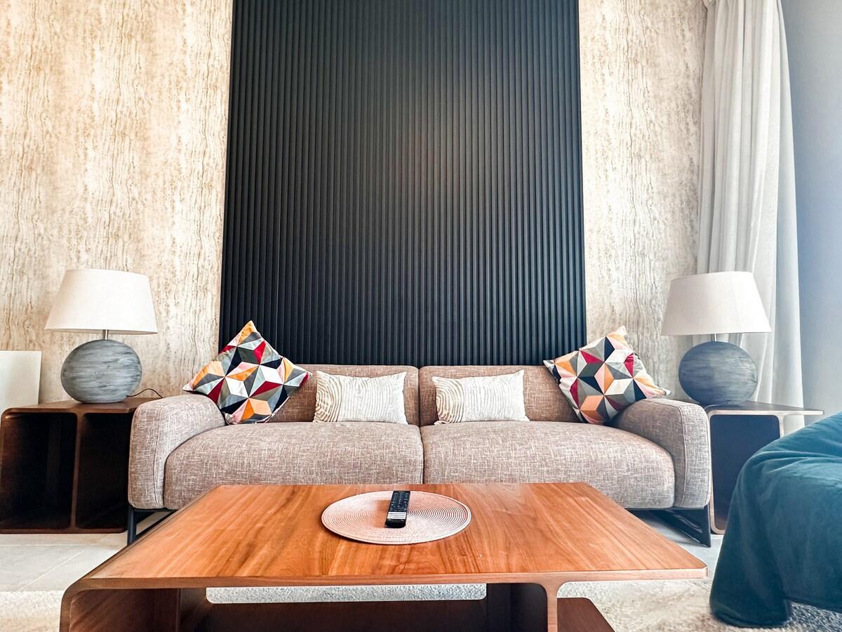 Stunning 1 Bed Large Luxury Apt w/ Pool by Luxaura4