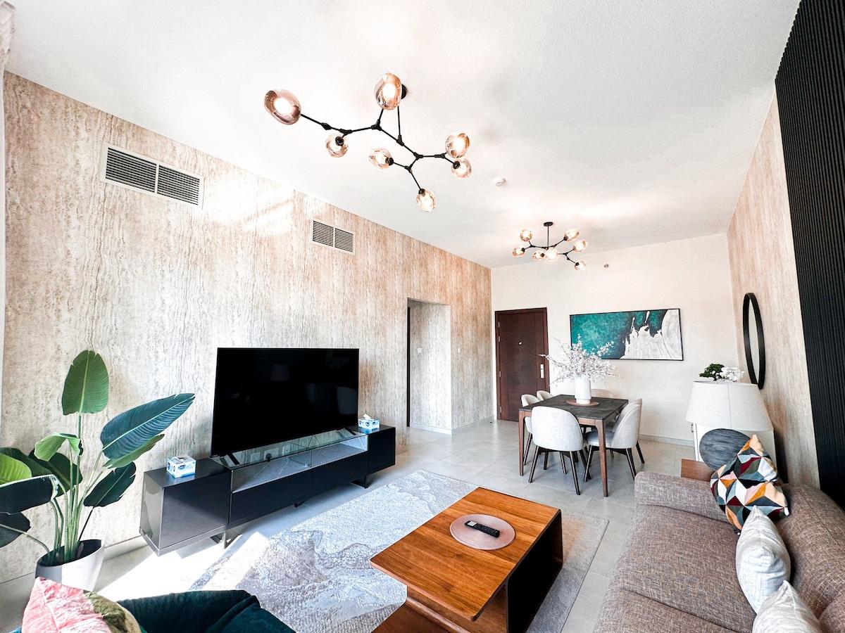 Stunning 1 Bed Large Luxury Apt w/ Pool by Luxaura6