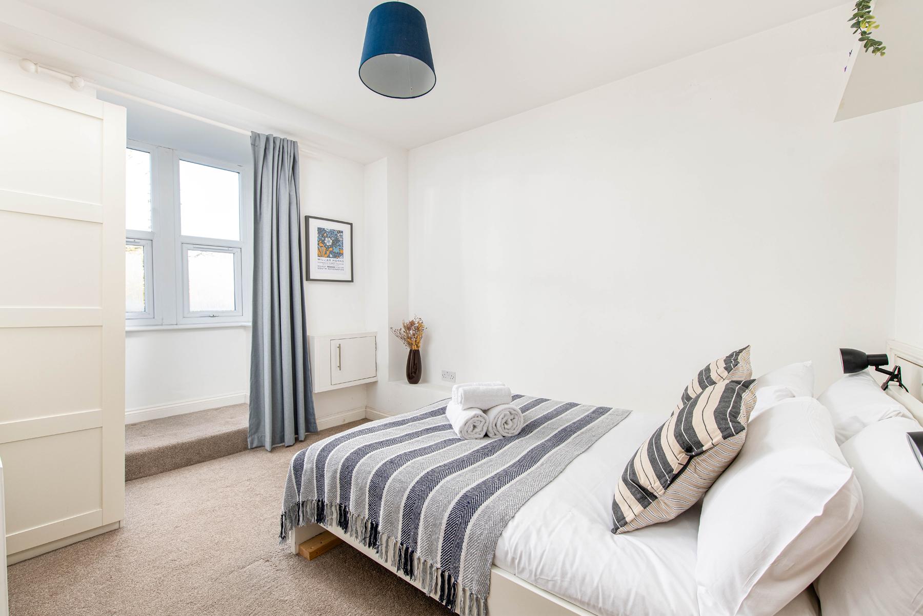 Business & Group Stays-5 Bed Townhouse-Sleeps 94