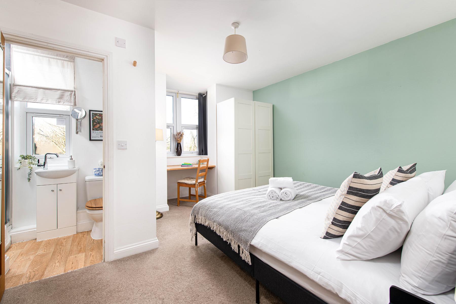 Business & Group Stays-5 Bed Townhouse-Sleeps 92