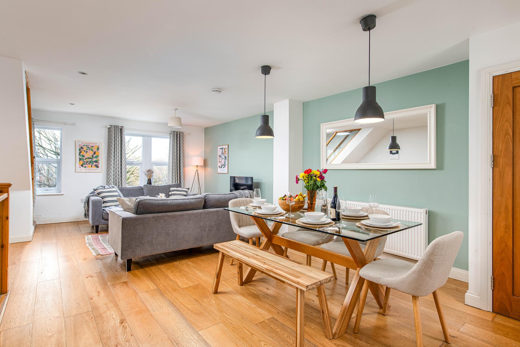Business & Group Stays-5 Bed Townhouse-Sleeps 93