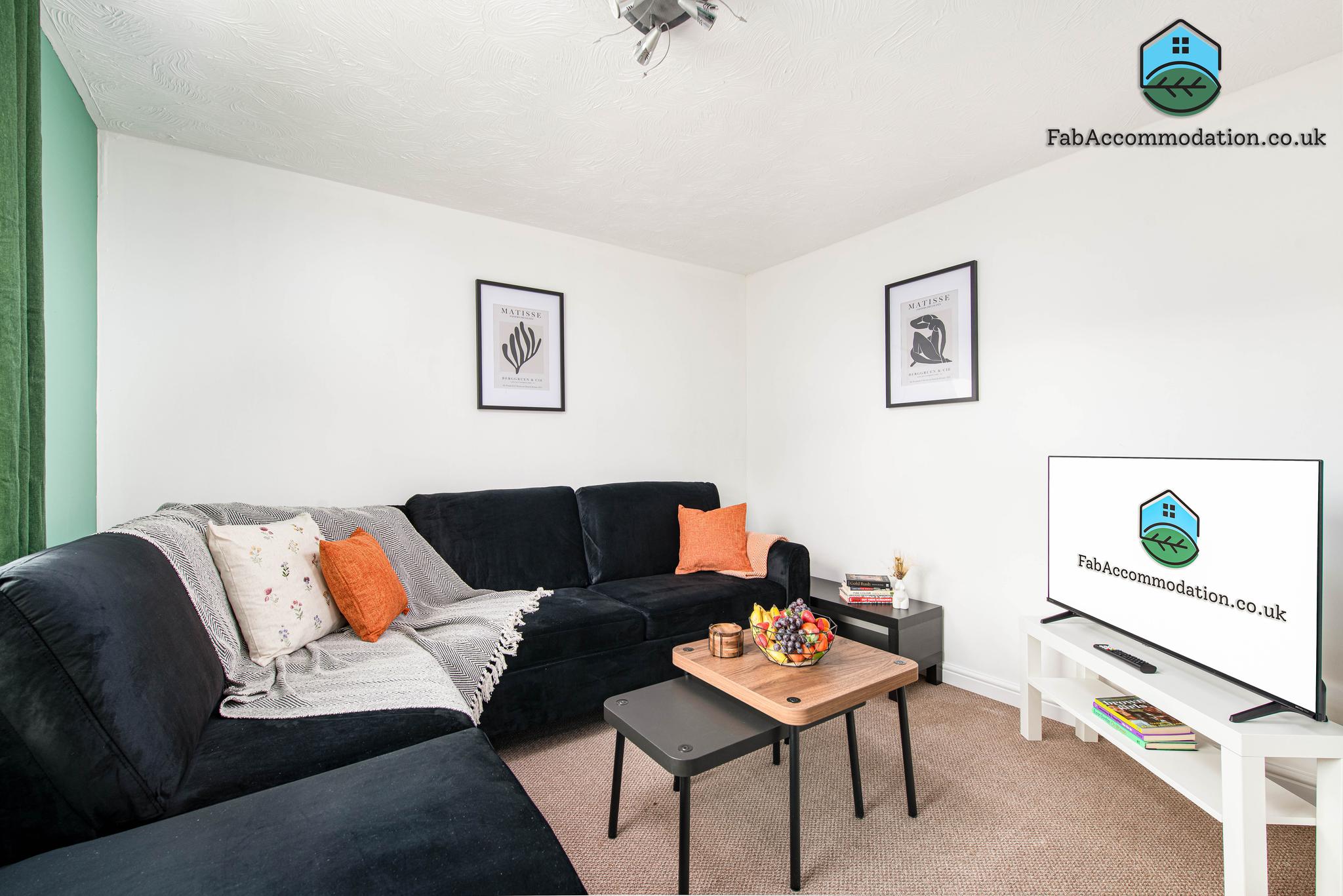 Comfy 2Bed-2Bath-Flat-Parking-By FabAccommodation3