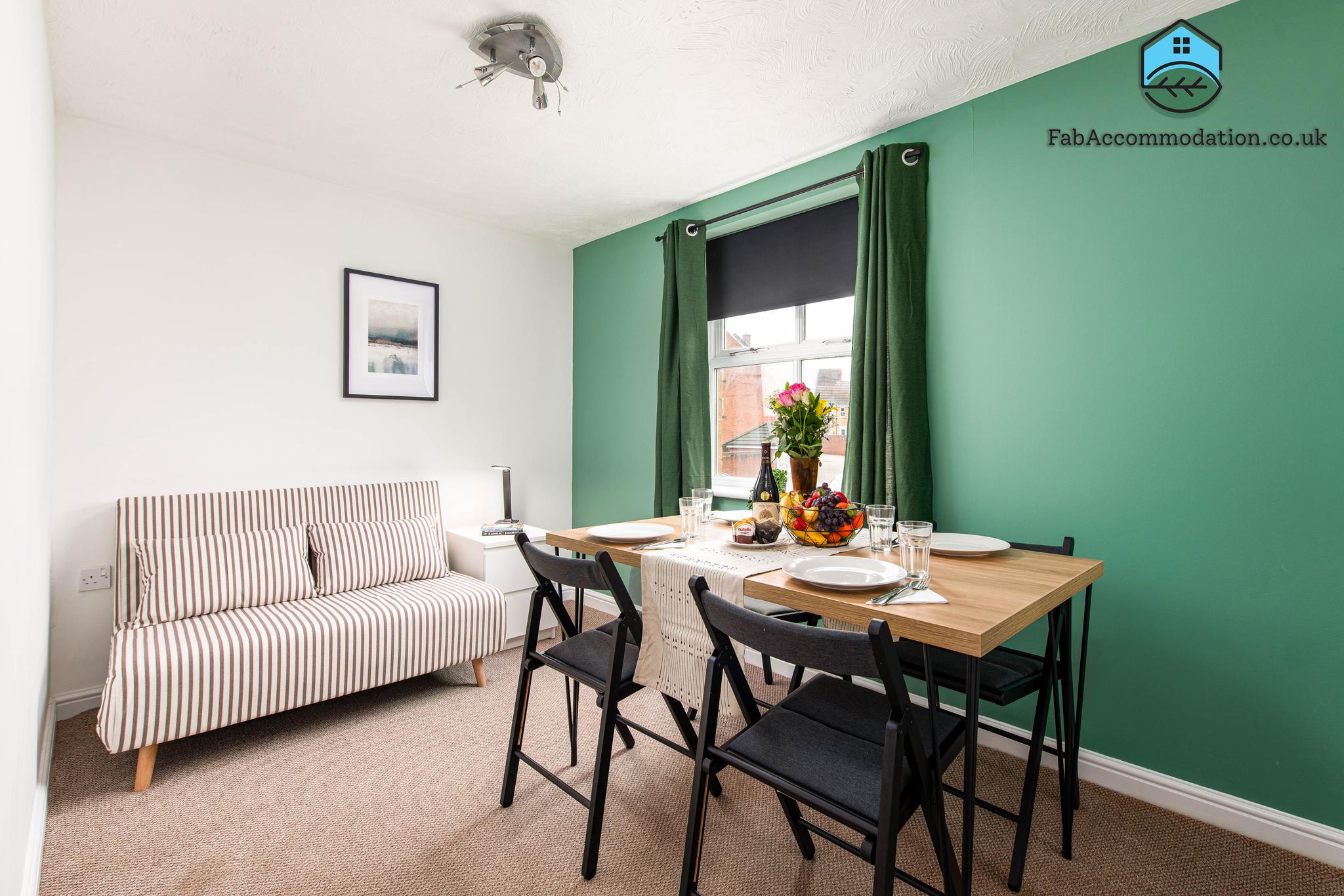 Comfy 2Bed-2Bath-Flat-Parking-By FabAccommodation2