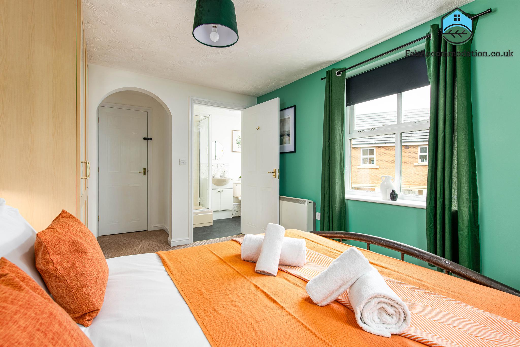 Comfy 2Bed-2Bath-Flat-Parking-By FabAccommodation5