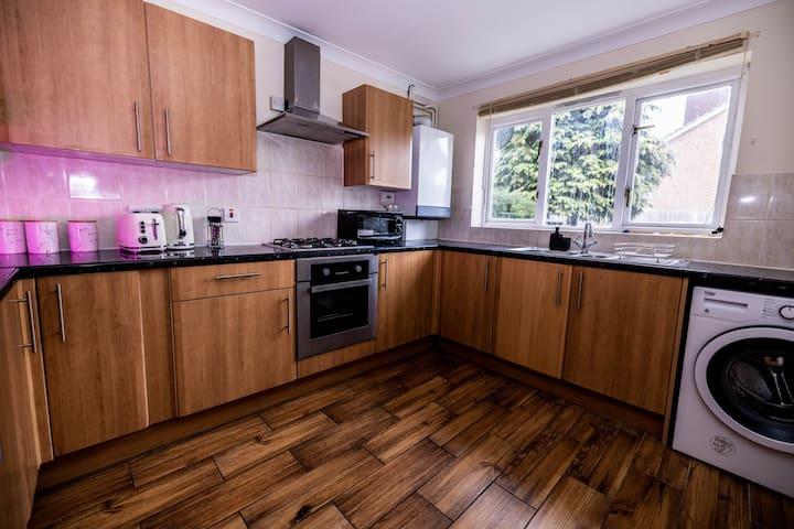 3 bedrooms house-sofabed-bbqstov-freeparking-gardn4