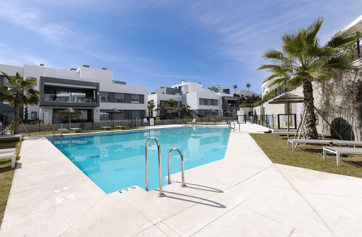 Luxurious 2-Bed Penthouse with Seaview in Estepona6