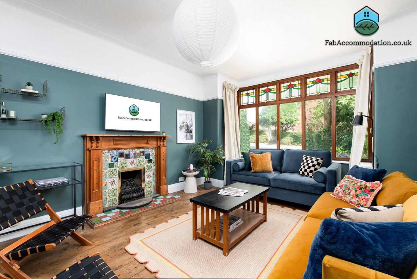 Large & Stylish-3Bed House-Huge Garden & Parking