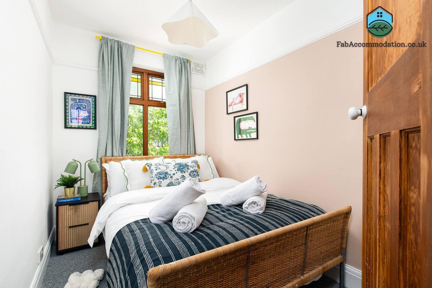 Large & Stylish-3Bed House-Huge Garden & Parking4