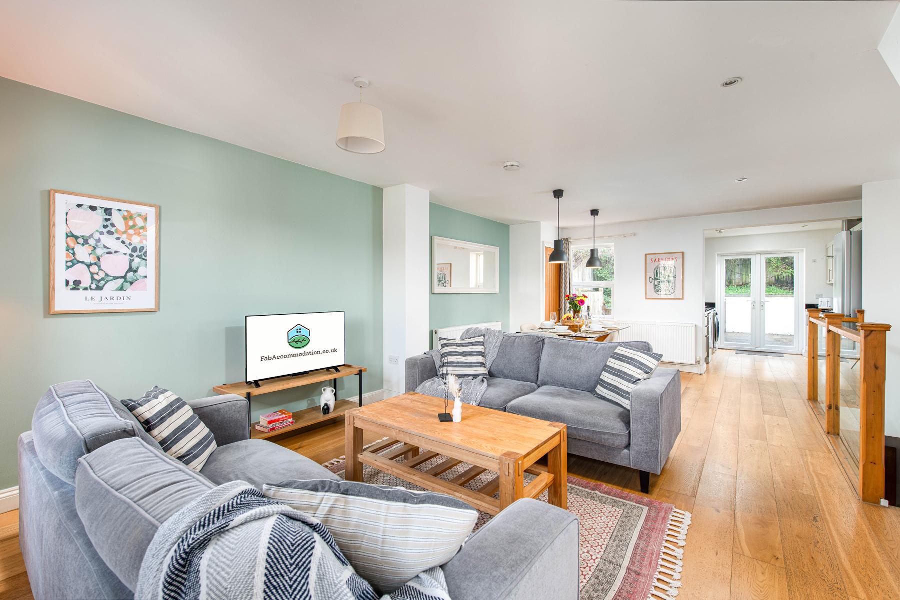 Business & Group Stays-5 Bed Townhouse-Sleeps 9