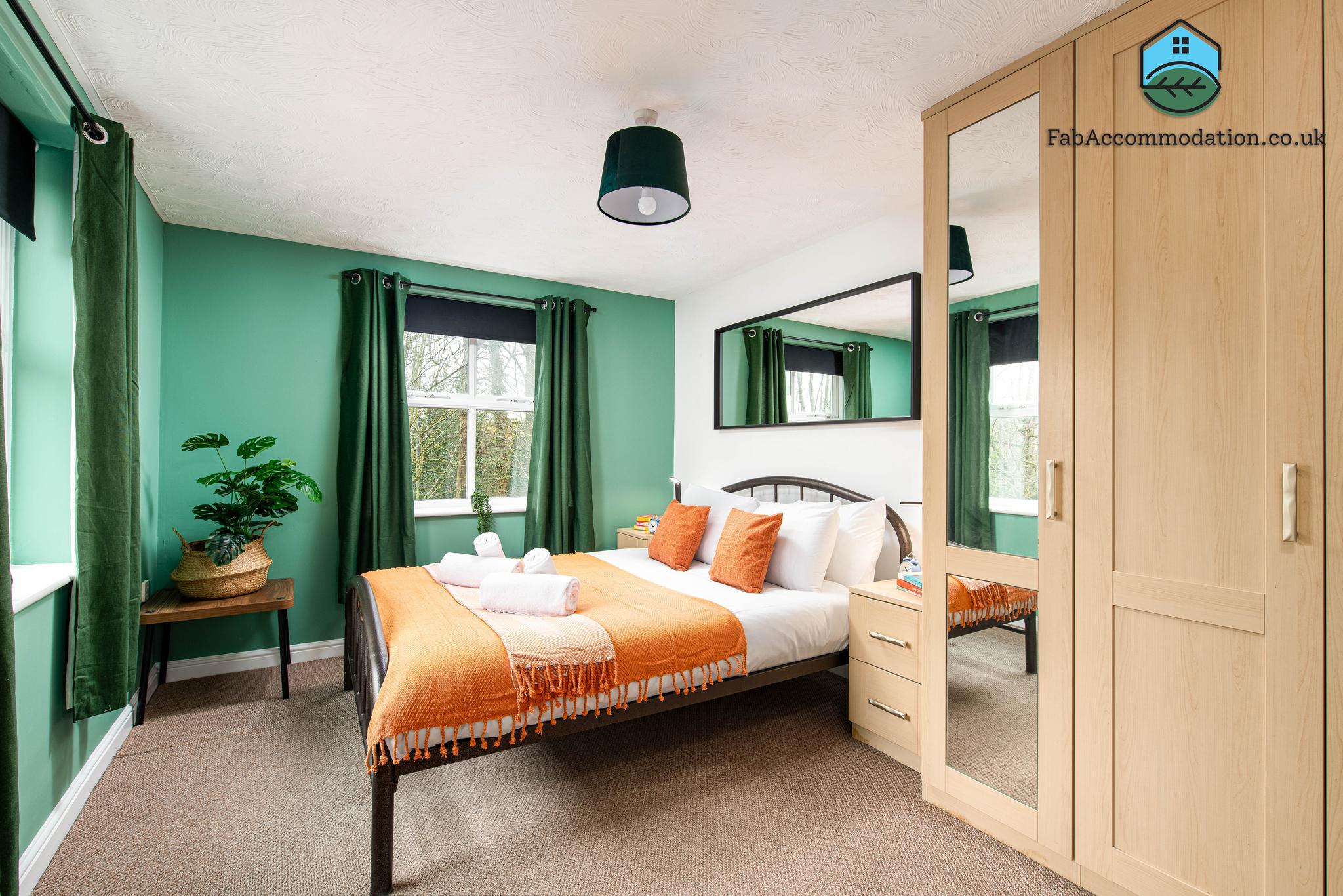 Comfy 2Bed-2Bath-Flat-Parking-By FabAccommodation